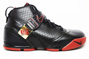 Nike  LeBron 5 Black Crimson Metallic Gold Black/Black-Varsity Crimson-Metallic Gold (317253-001)
