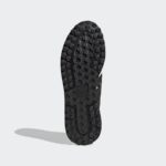 Sneaker HQ9851