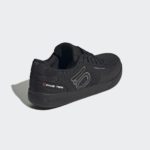 Sneaker HQ2110