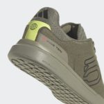 Sneaker HQ2114