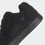 Sneaker HQ2101