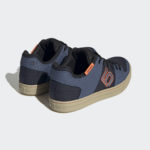 Sneaker HQ2104