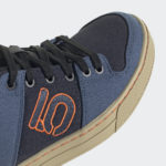 Sneaker HQ2104
