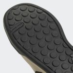 Sneaker HQ2123