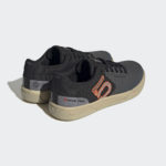 Sneaker HQ2124