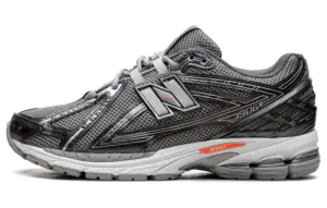 New Balance 1906 “Black Metallic”: stealth mode activated