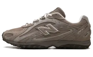 New Balance 204L “Mushroom / Arid Stone”: flat is the new chunky