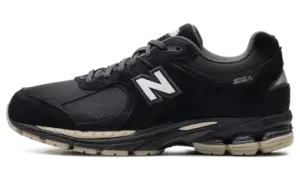 New Balance 2002R “Black/Oat”: playing it safe can still look good