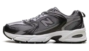 New Balance 530 “Black Metallic”: the daily beast in stealth mode