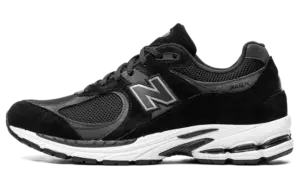 New Balance 2002R “Black/Gunmetal”: stealth that stomps through the city