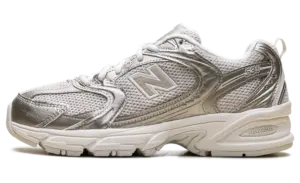 New Balance 530 “Gold Metallic Linen”: gold fever on the sidewalk