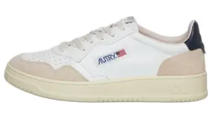 Autry Medalist Low in white and navy: the polished white sneaker without the logo overload