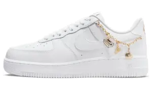 Nike Air Force 1 “Lucky Charms”: the white sneaker that comes with its own jewelry